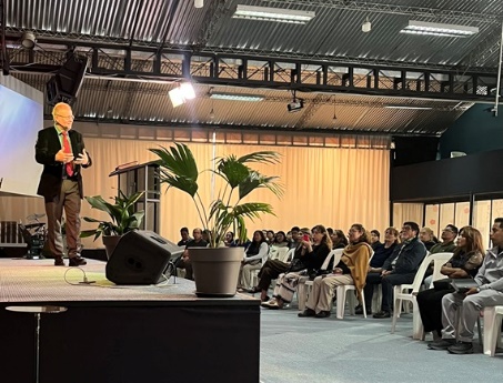 David Larson preaching at Ministerio La Palabra de Fe on the purpose of God