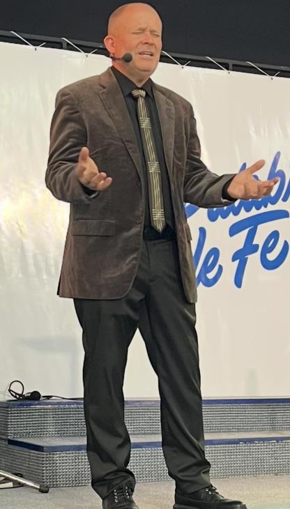 David Larson preaching at La Palabra de Fe